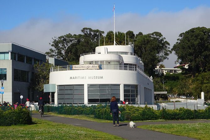 Fisherman's Wharf Self-Guided Walking Tour and Hunt - Aquatic Park and the Maritime Museum: where the shoreline changes pace